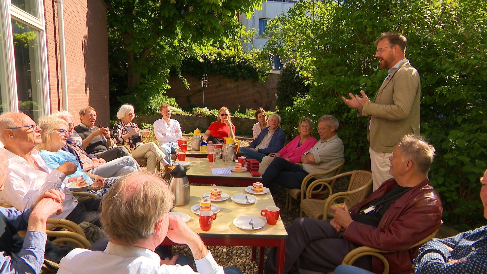 PvdA reikt voor laatste keer speldjes uit: 'Een grote groep sociaal betrokken mensen zal er altijd blijven'