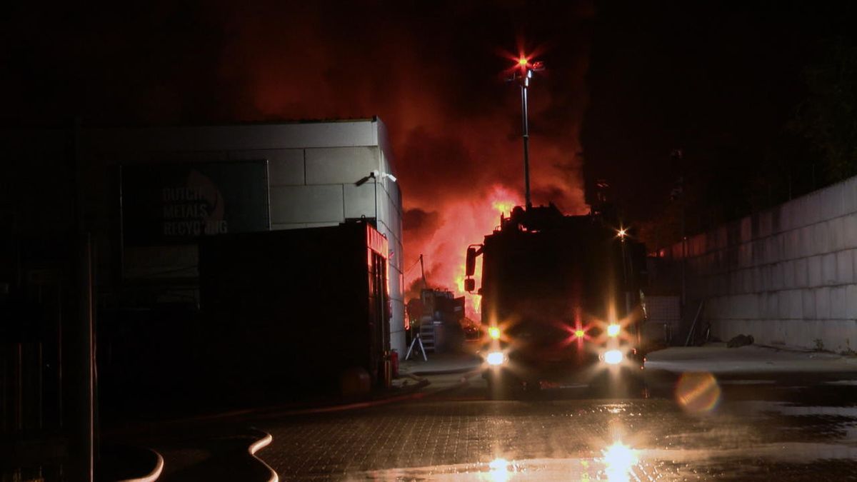 Grote rookpluim in Swalmen na brand bij recyclebedrijf