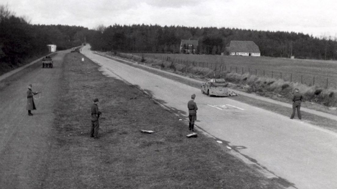 Ze waren uit op een vrachtwagen van de Wehrmacht, om wapens en andere spullen voor het verzet te transporteren, en een partij varkensvlees die in Epe lag opgeslagen; de leden van de Binnenlandse Strijdkrachten (BS) die in de nacht van 6 op 7 maart 1945 bij Woeste Hoeve een Duitse legerauto tegenhielden. Het bleek geen vrachtwagen maar de stafauto van Hanns Rauter, de hoogste SS'er in Nederland.