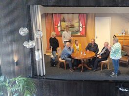 Strunen gaat de planken op: Harm Dijkstra bezoekt in nieuwe serie toneelgezelschappen in Drenthe