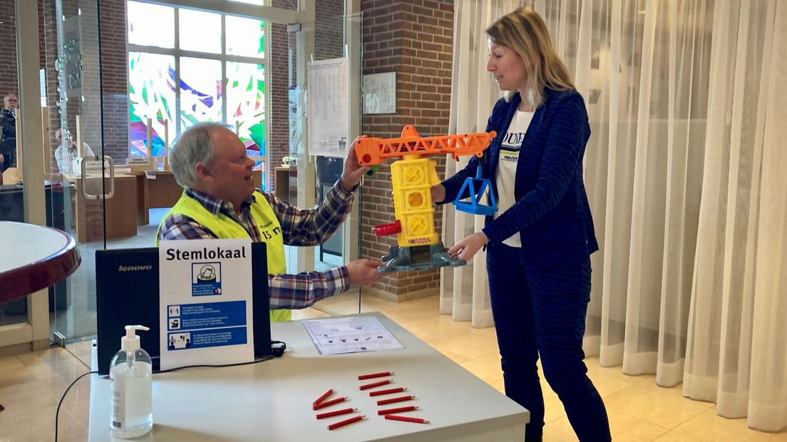 Stemmen en daarna doneren: Frank van Kessel krijgt in zijn stemlokaal veel speelgoed binnen voor de vluchtelingenopvang.