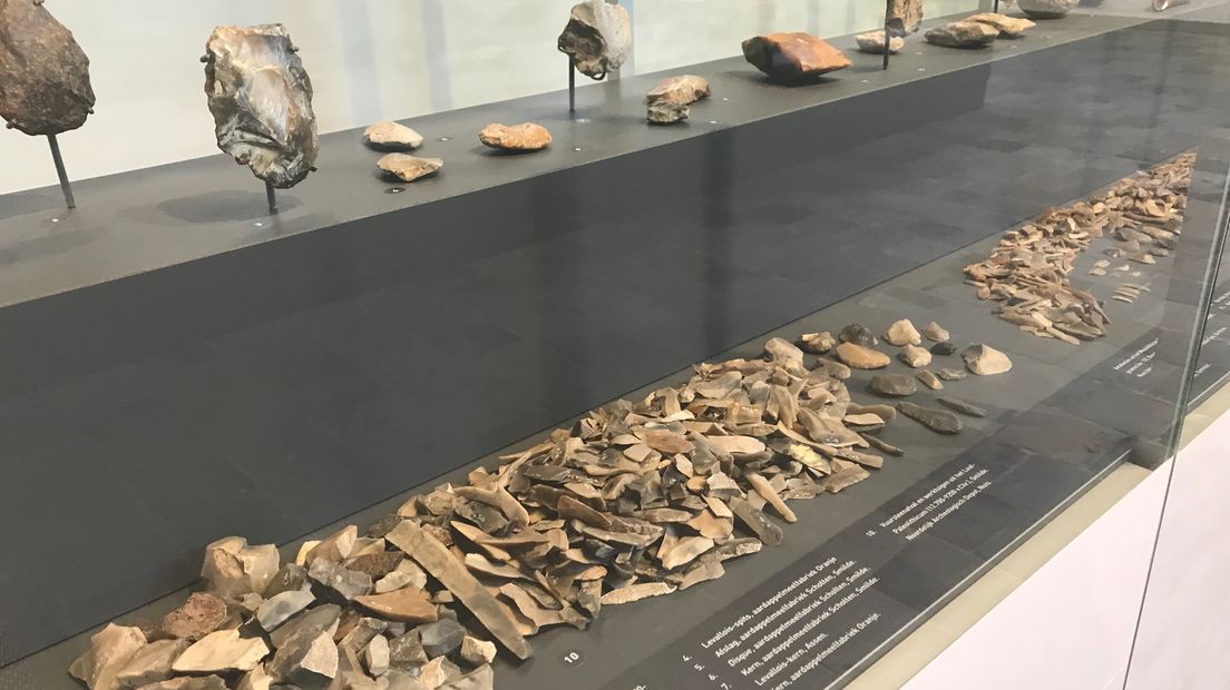 Vondsten uit de tijd van de Neanderthalers in de expositie 'De Zaak Vermaning'  in het Drents Museum (Rechten: Margriet Benak / RTV Drenthe)