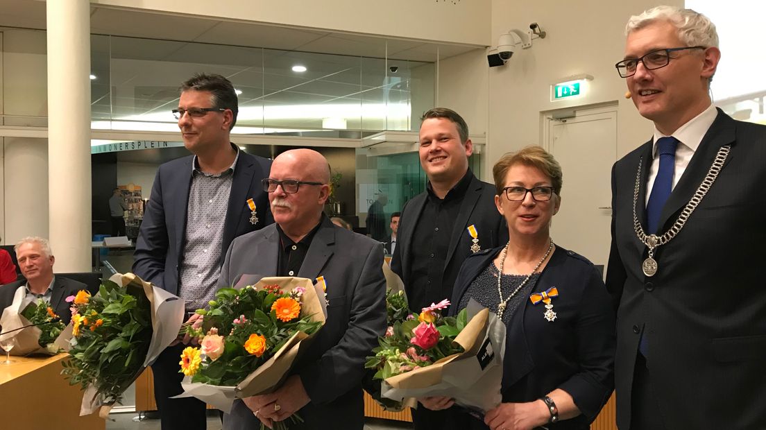 Vier raadsleden van Assen kregen een koninklijke onderscheiding opgespeld van burgemeester Marco Out (Rechten: Margriet Benak / RTV Drenthe)