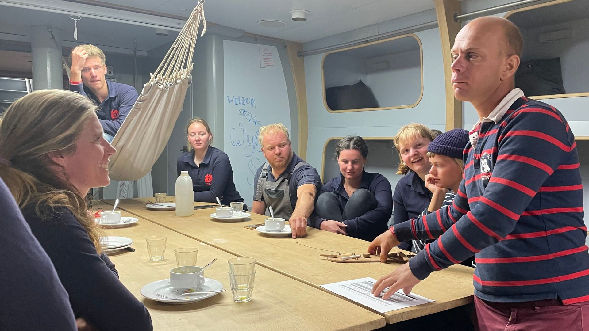 Kapitein Tsjerk Hoekstra van de Wylde Swan geeft uitleg over de dagtocht