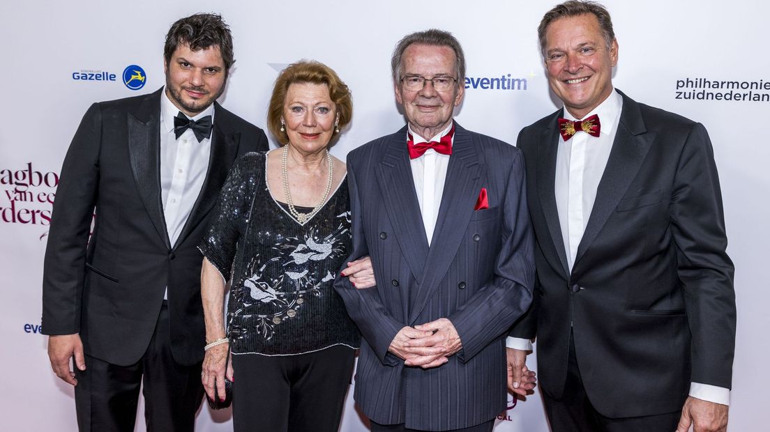 Servé Hermans, Bruni Heinke, Jo de Meyere en Albert Verlinde op de rode loper tijdens de première van de musical Dagboek van een Herdershond.