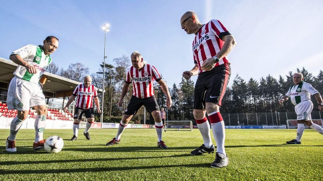 Walking football is voetbal op wandeltempo voor senioren