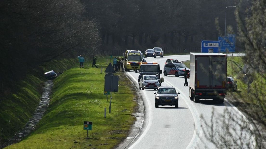 N35 bij Enschede in beide richtingen afgesloten na ongeluk