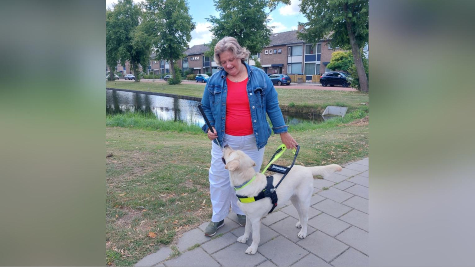 Desiree en haar 4-jarige blindengeleidehond.