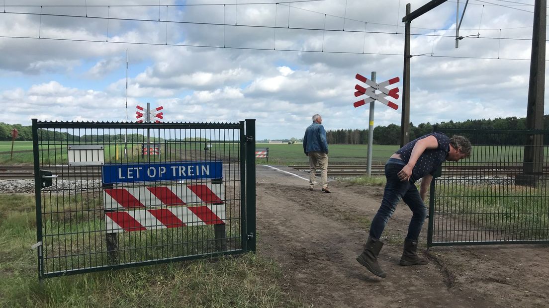 'Schijnveiligheid', zegt akkerbouwer Arjan Lammertink over de procedure met de hekken bij de onbewaakte overweg in Hooghalen