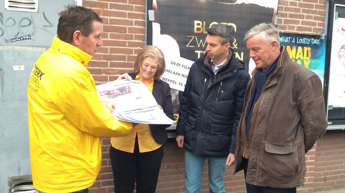 Eduard Annen en Elisabeth Bakkenes overhandigen de 'likes' aan wethouder Roloef Pieter Koning en Jan Meijer