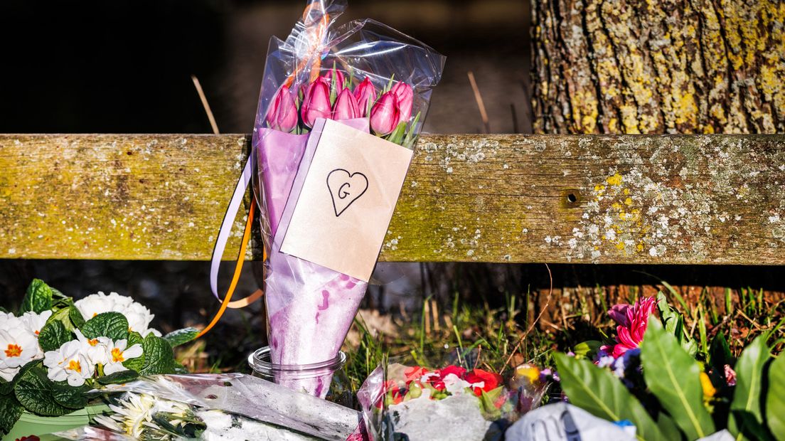 Op de plek waar de 16-jarige jongen is overleden zijn bloemen gelegd