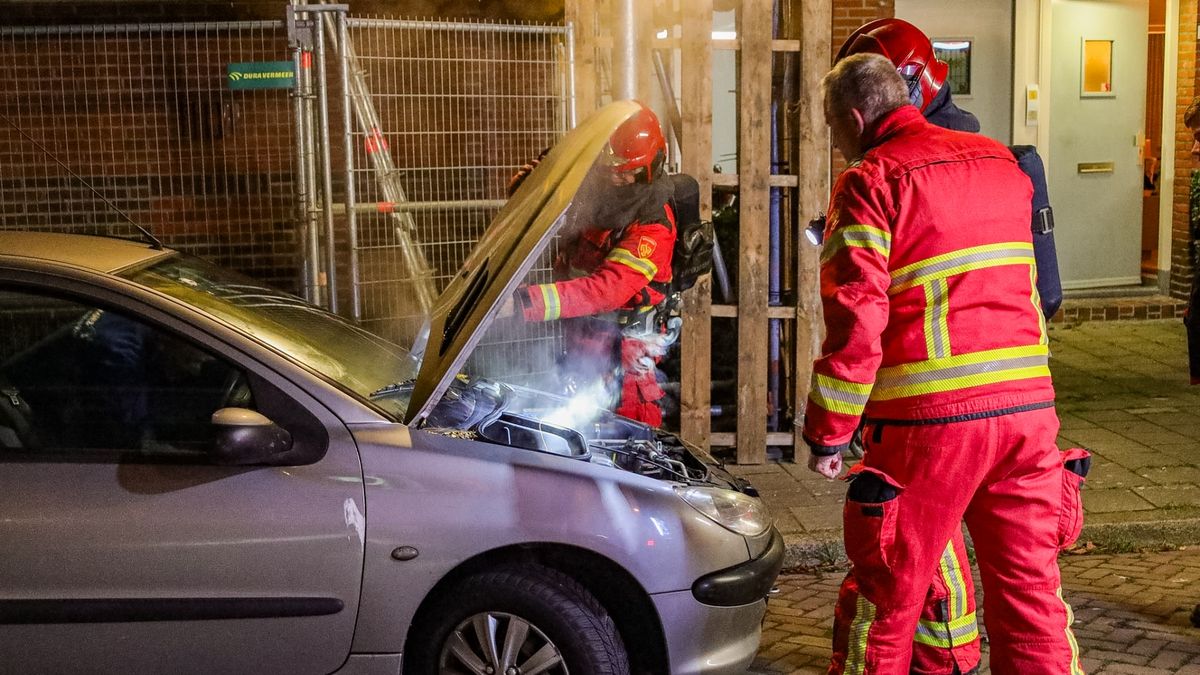 112-nieuws zondag 4 oktober: Rook uit motorkap van auto in Stad • Kop-staartbotsing in Stad