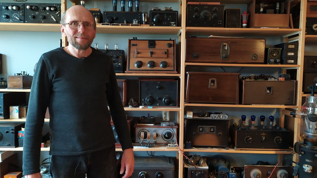 Frank Nijs voor zijn collectie historische radio's.