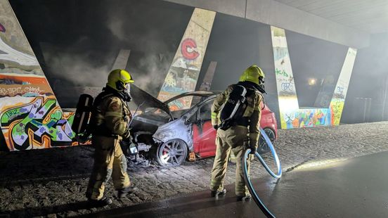 Auto in vlammen op • pijlwagen geramd