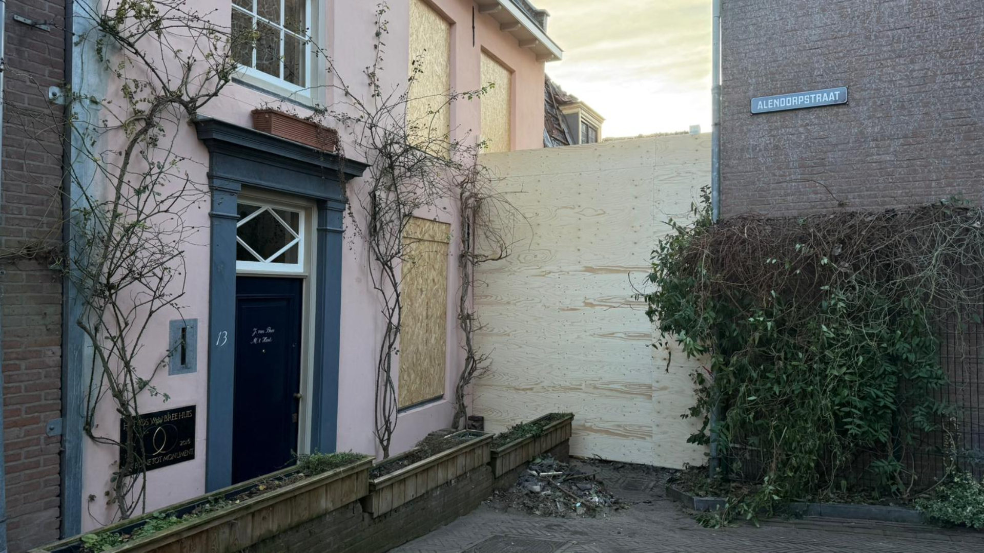 Opgehoogde schotten en beveiliging rond Visscherssteeg na explosie