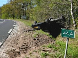 Auto op de kop na botsing met trekker op de Hoogeveenseweg