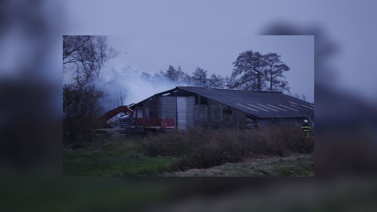 Brand in vervallen schuur in Sibrandabuorren