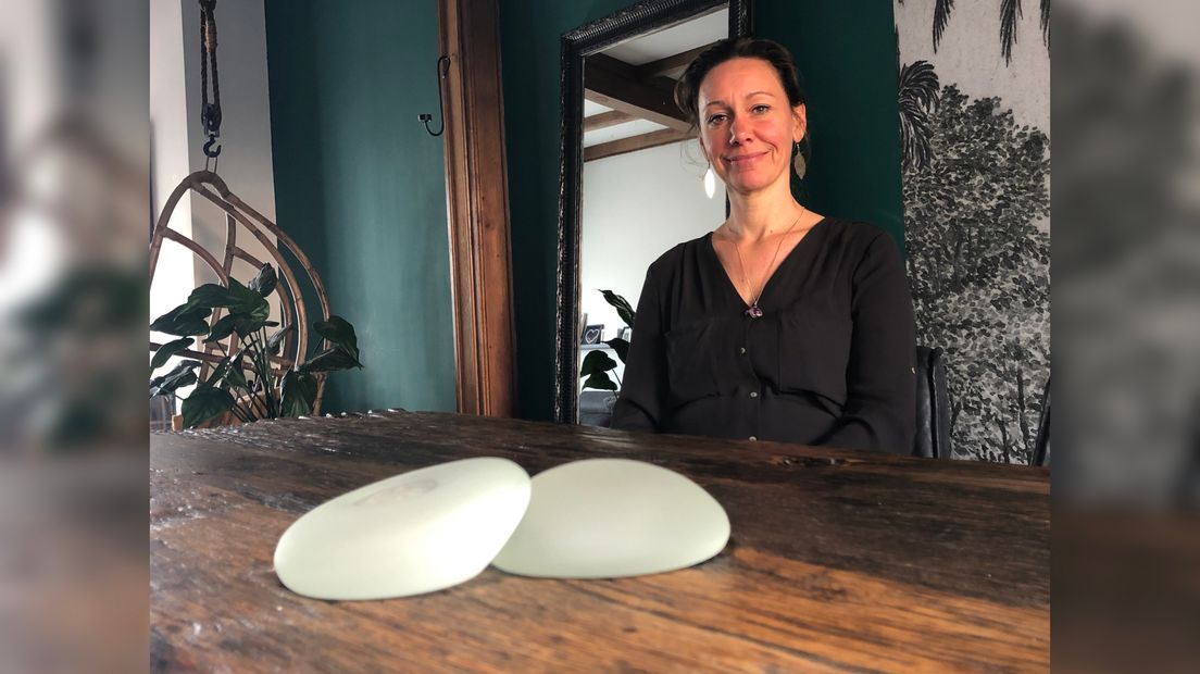 Wendy den Exter met haar siliconen borsten.