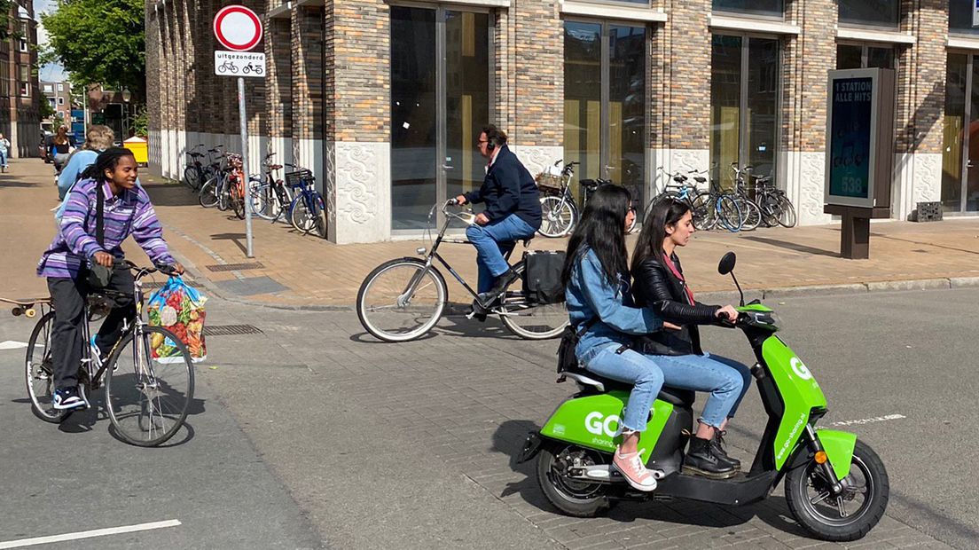 De e-scooter in de openbare ruimte