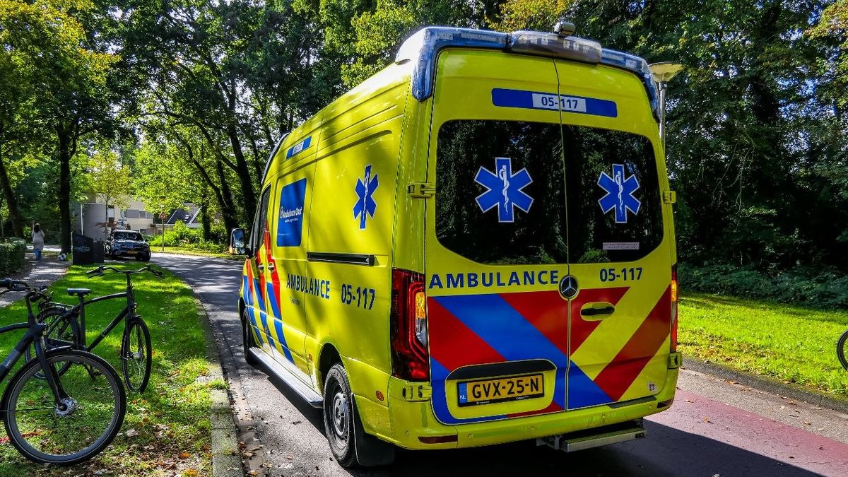112 Nieuws: Fietser aangereden in Deventer | Automobilist gewond in Nijverdal