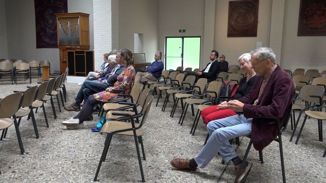 Jacques (rechtsvoor) is een uur stil voor de slachtoffers van de oorlog in Oekraïne