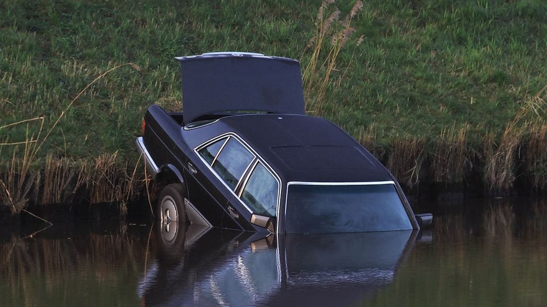 Het lichaam van Ralf Meinema werd in de kofferbak van deze auto gevonden (Rechten: Persbureau Meter)