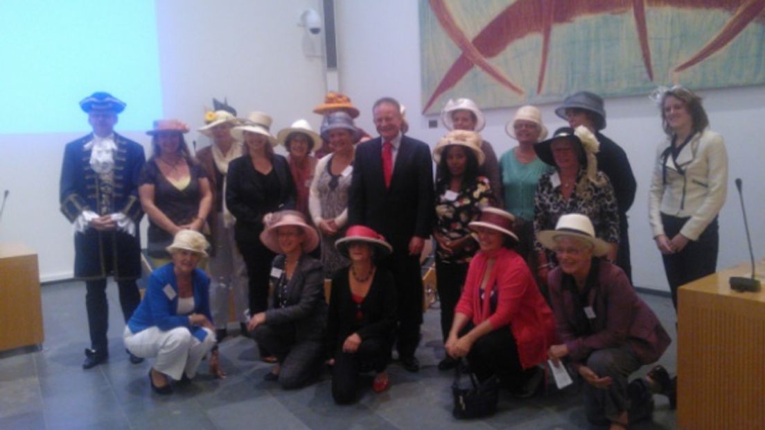 Burgemeester Sicko Heldoorn met de dames