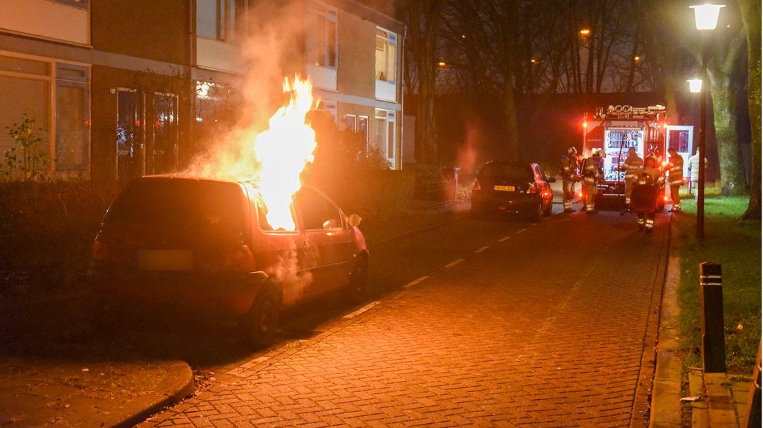 Een auto gaat in vlammen op.