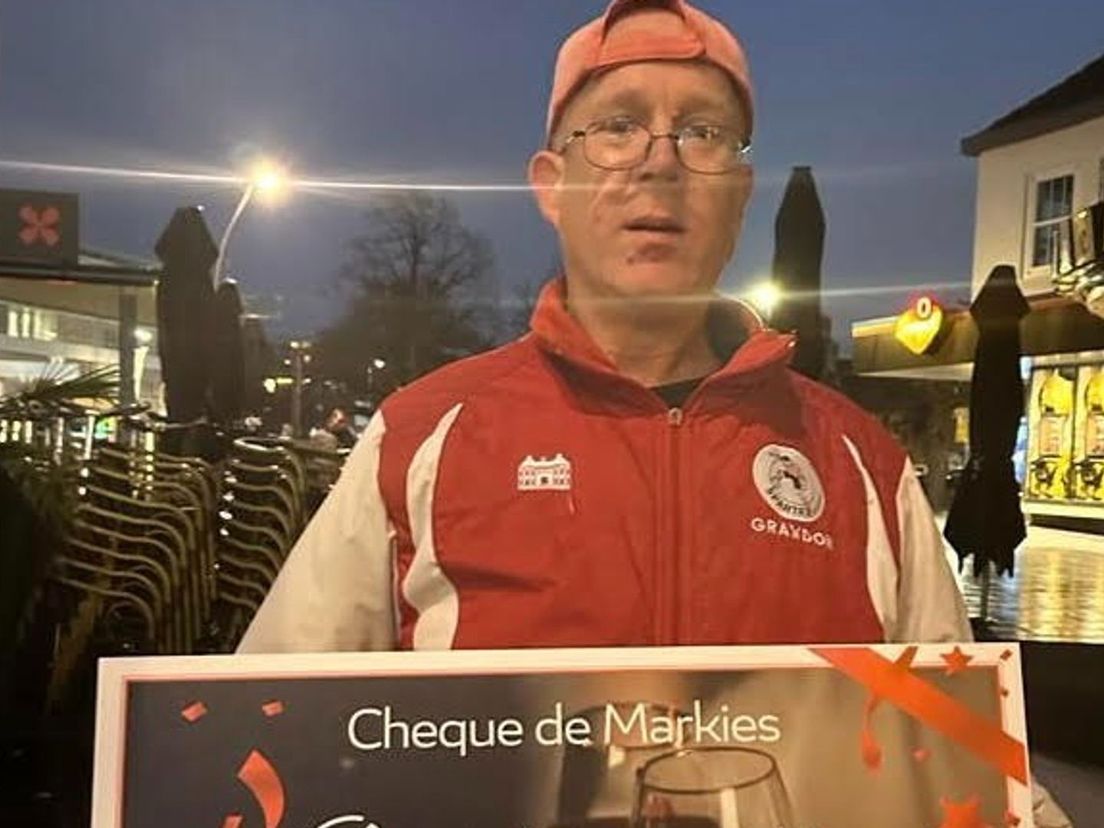 Marcel van Klink met zijn cheque voor een gratis diner voor twee bij De Markies