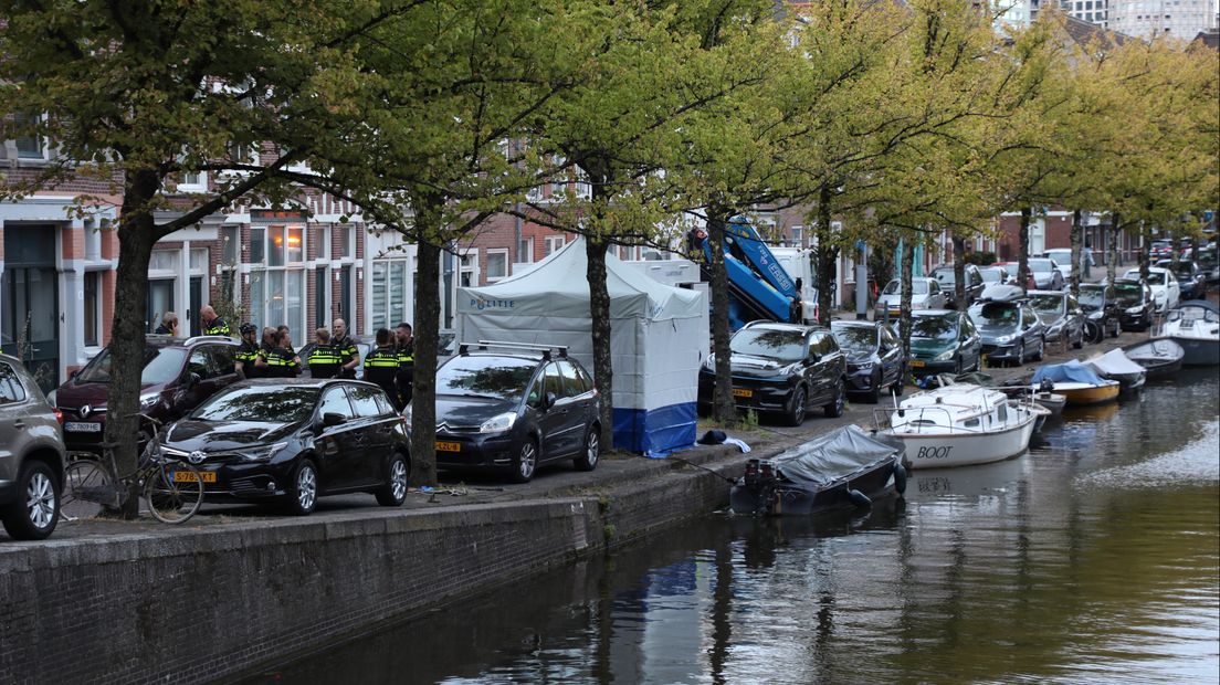 Aan de Pletterijkade in Den Haag is een dode in het water gevonden