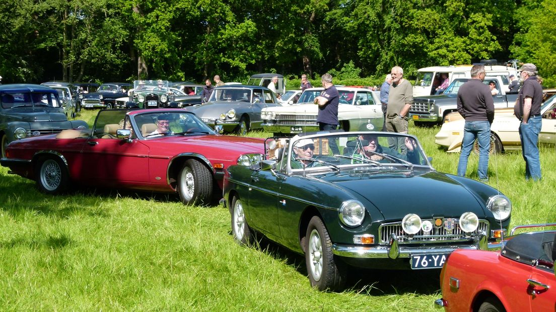 De zon schijnt over de oldtimers