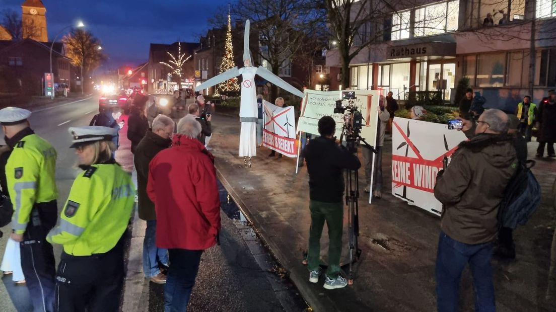 Protest van inwoners van Ratum in het Duitse Oeding tegen windmolenplannen