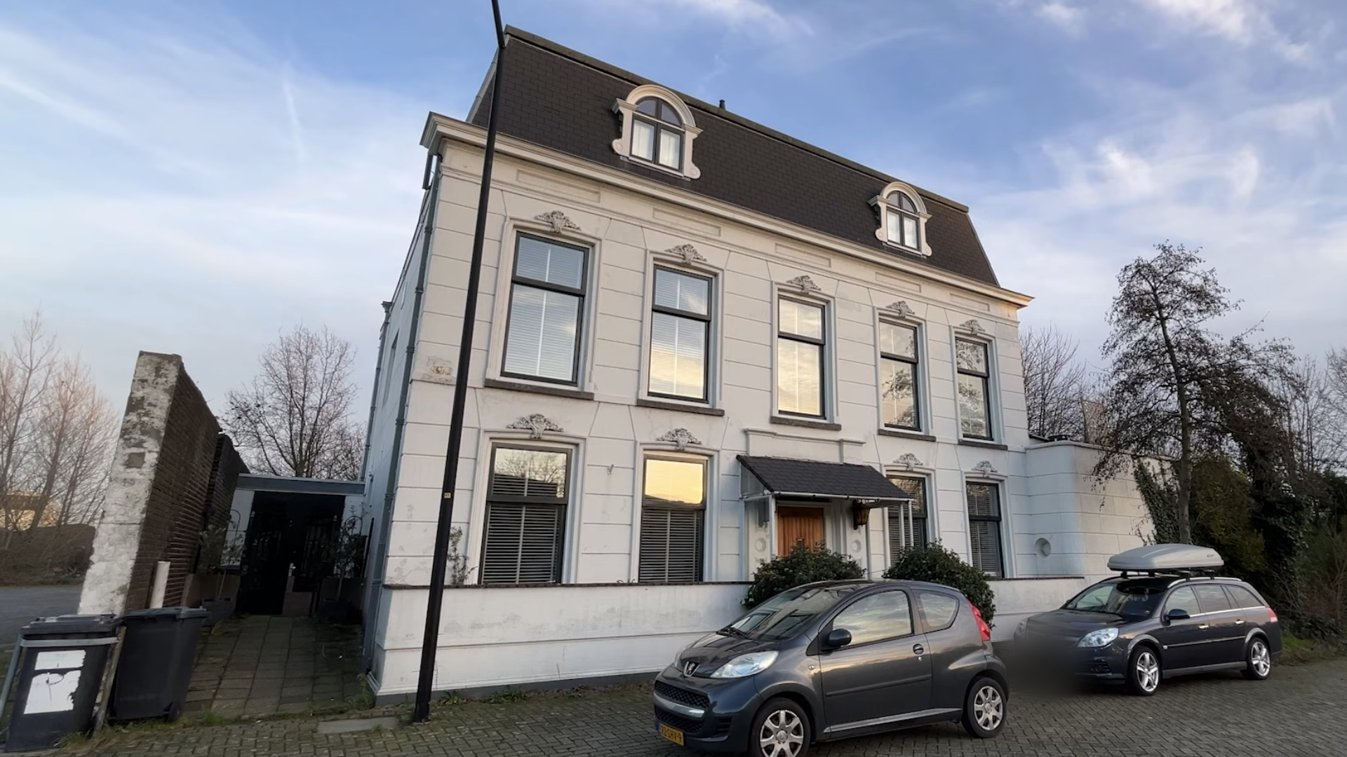 De bewoners van de villa vrezen ingeklemd te worden tussen de gebouwen.