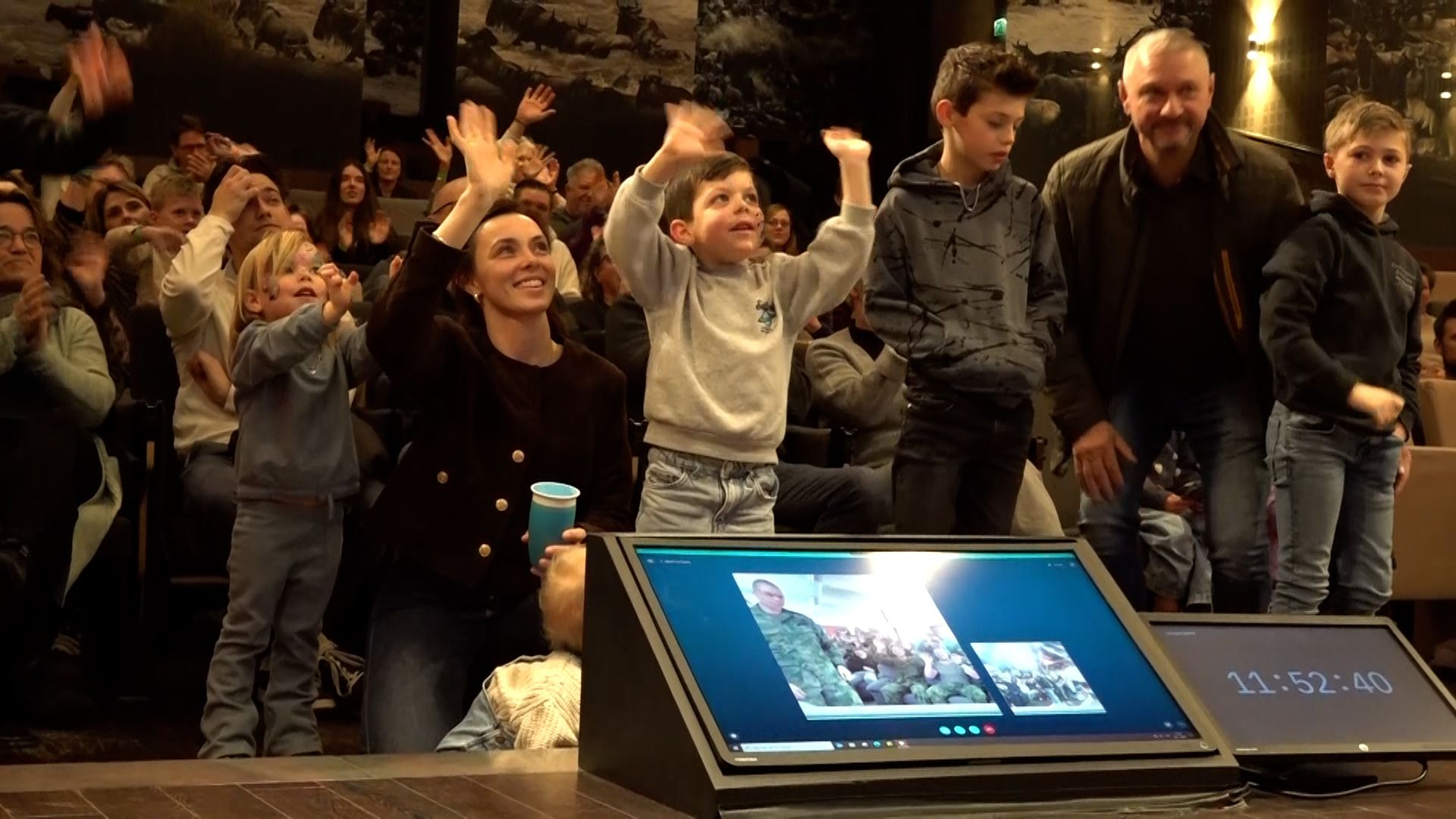 Vanuit de dierentuin beeldbellen met papa of mama, die heel ver weg is