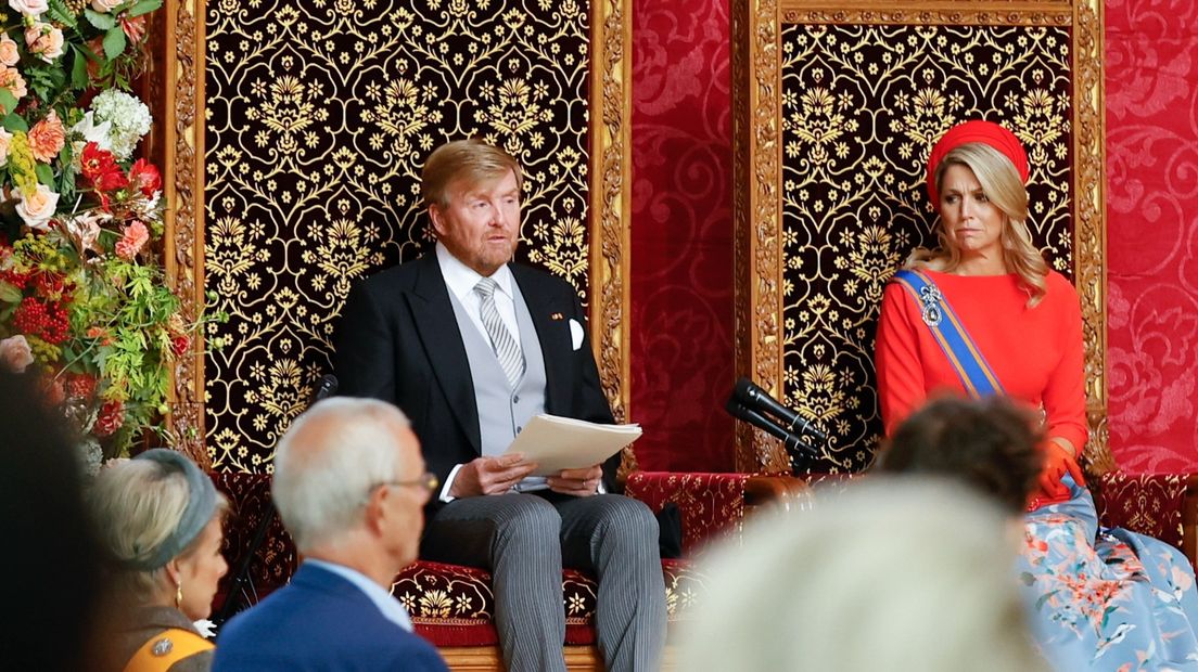 Koning Willem-Alexander leest op Prinsjesdag de Troonrede voor aan leden van de Eerste en Tweede Kamer in de Grote Kerk