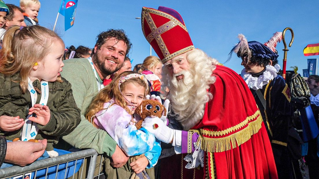 Sinterklaas begroet de kinderen