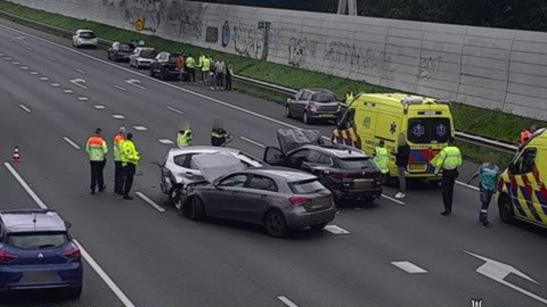 Twee botsingen met meerdere voertuigen, snelweg deels afgesloten.