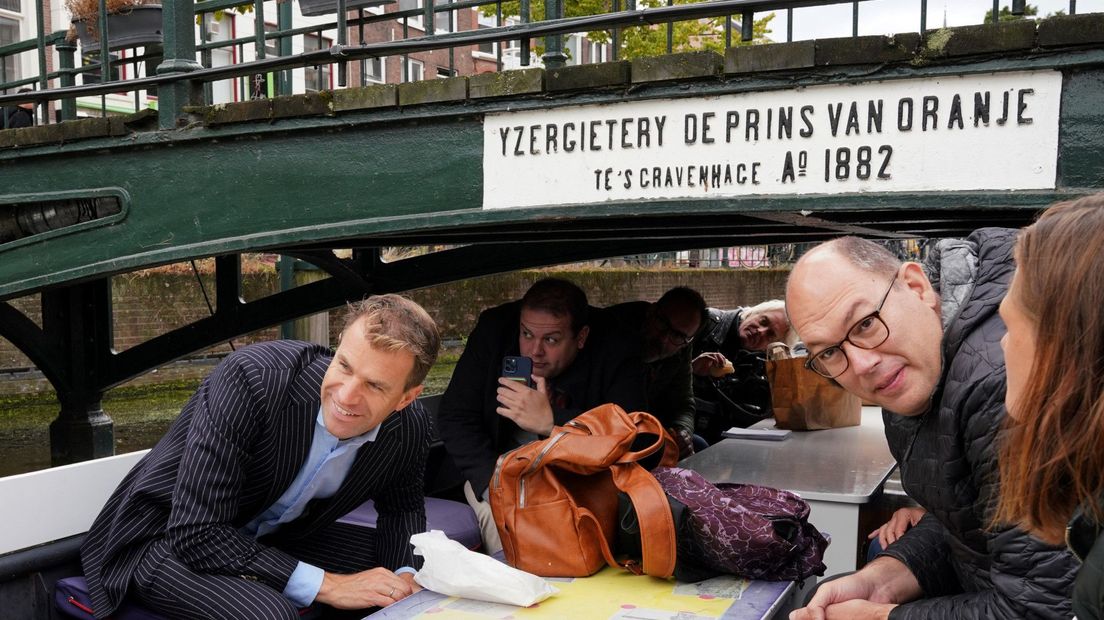 Wethouder Hilbert Bredemeijer (links) inspecteert de Haagse kademuren