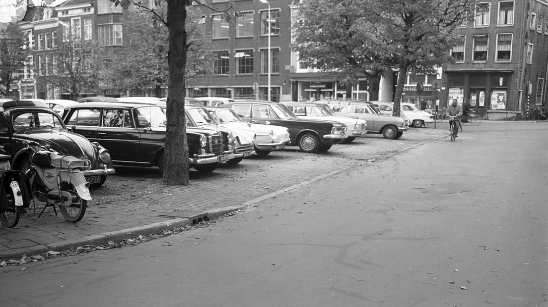 In de jaren '60 mocht er nog geparkeerd worden op de Neude