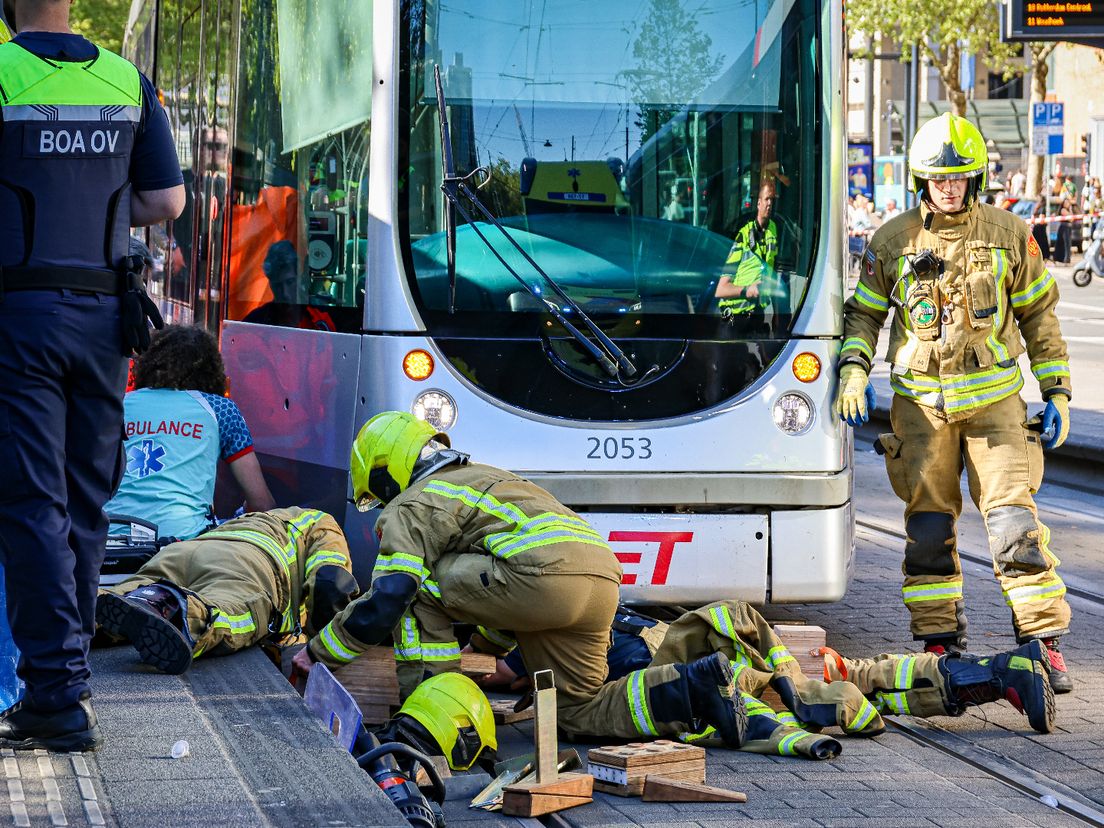 De vrouw zat bekneld tussen de tram en de grond.