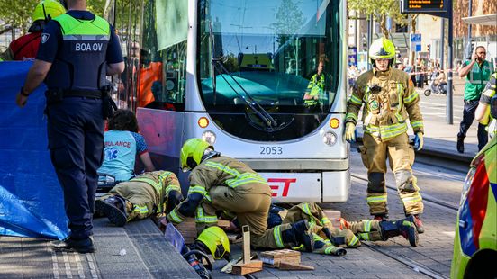 Vrouw (80) bekneld onder tram en met spoed naar ziekenhuis