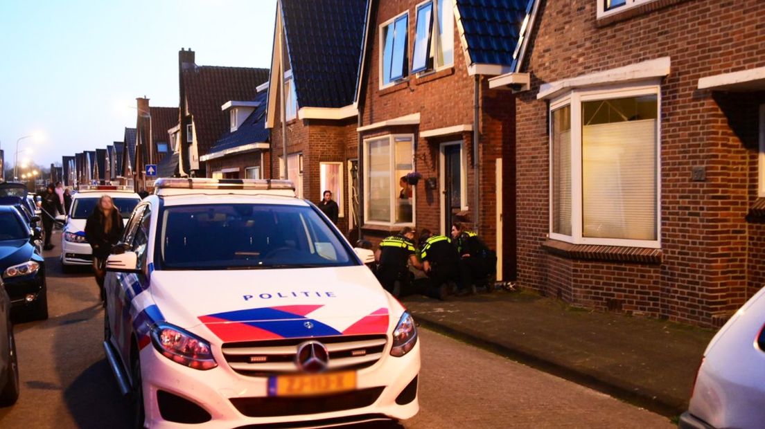 Agenten houden de Delfzijlster tegen de grond tijdens de arrestatie
