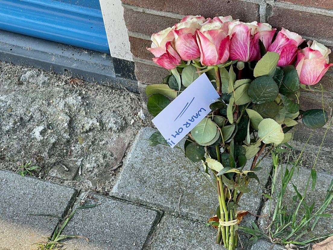 De bloemen die zijn neergelegd aan de Hendrik Verschuringstraat
