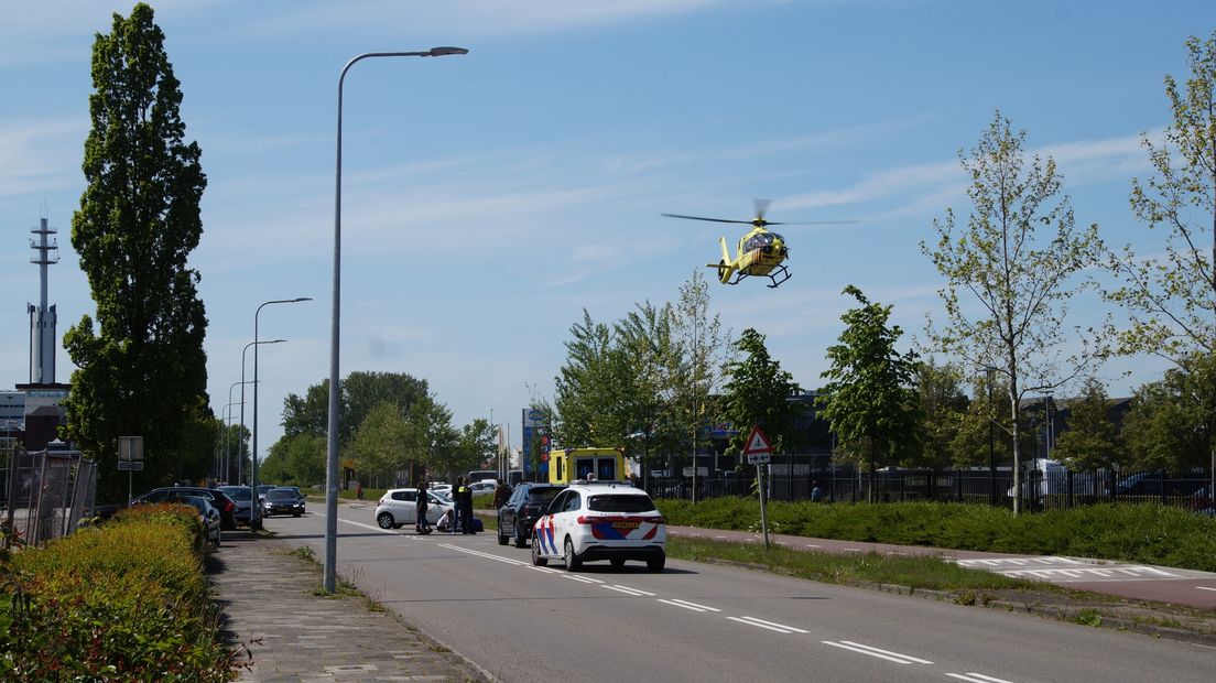 De traumahelikopter komt aanvliegen naar de Peizerweg in Groningen