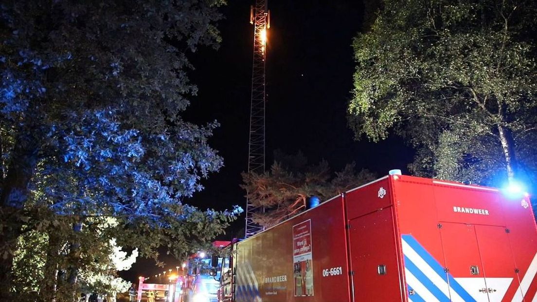 De brand in de zendmast langs de A50 bij Loenen.