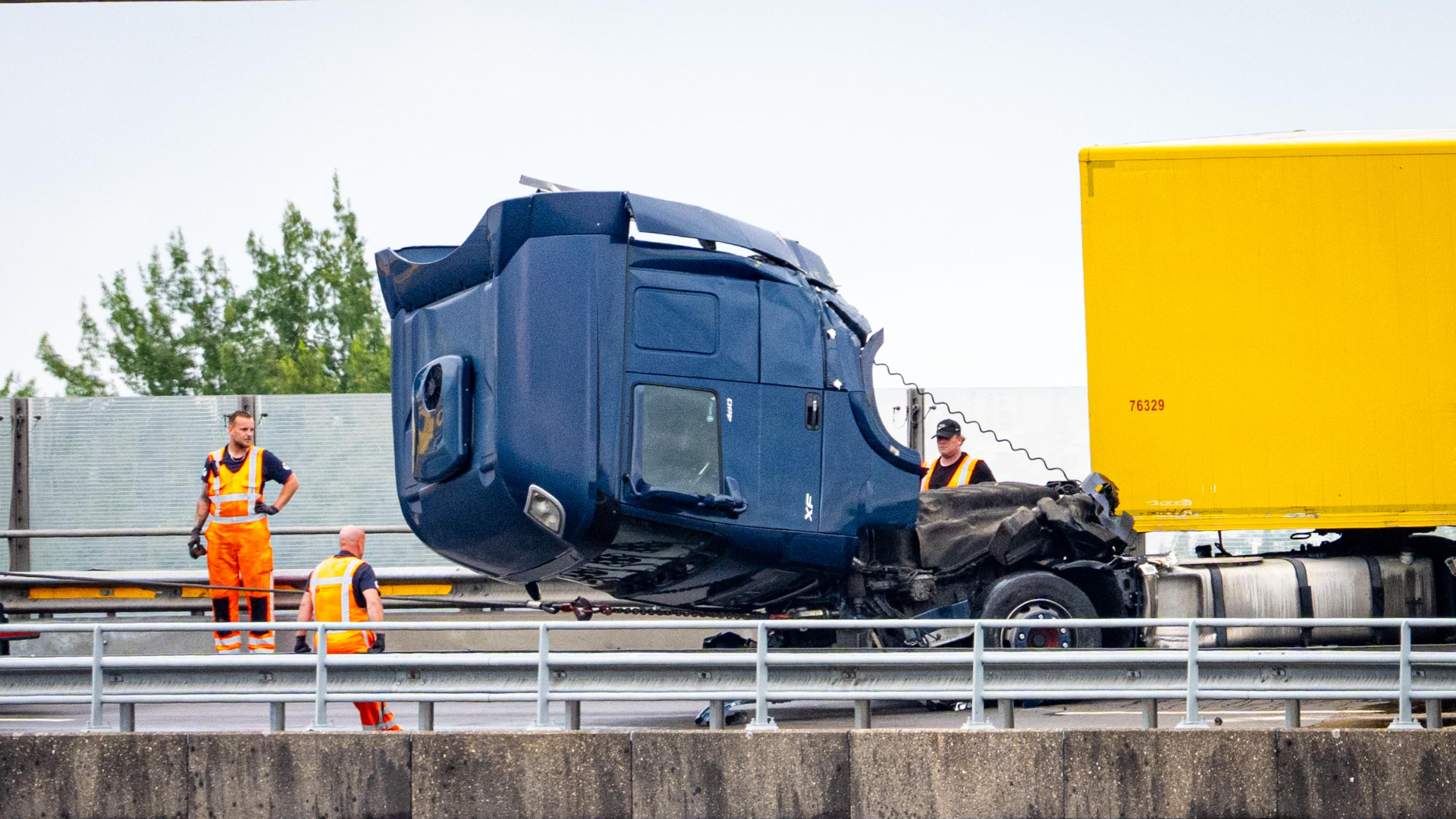 De vrachtwagen lekte diesel.