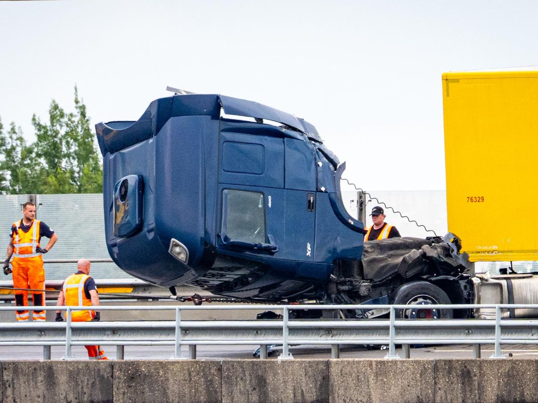 De vrachtwagen lekte diesel.