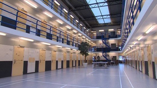 OM wil afdelingshoofd van Arnhemse bajes achter de tralies hebben
