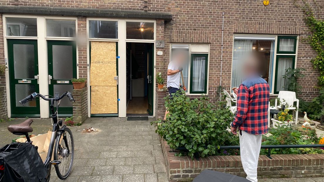 De geëxplodeerde voordeur is dichtgetimmerd met hout