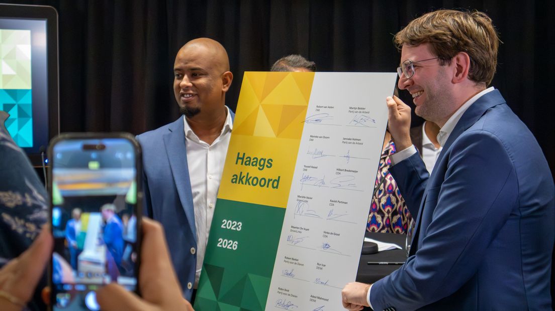 Nieuwe wethouders Nur Icar (DENK, links) en Robert Barker (PvdD, rechts) presenteren het akkoord